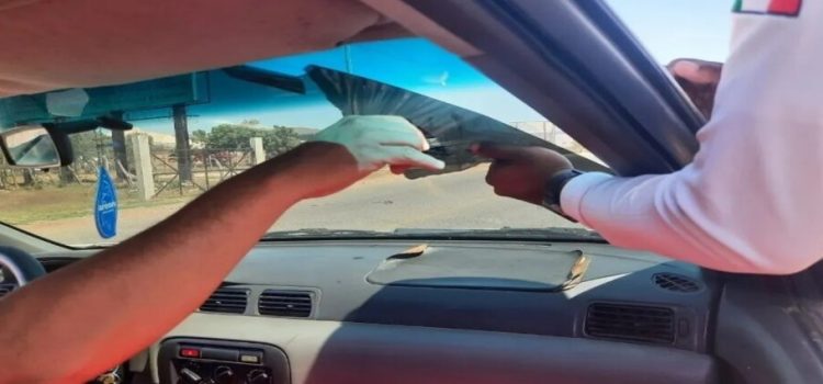 Prohíben el uso de vehículos polarizados en vehículos de funcionarios de Sinaloa