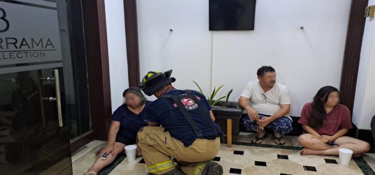 Cuatro personas quedaron atrapadas en un elevador