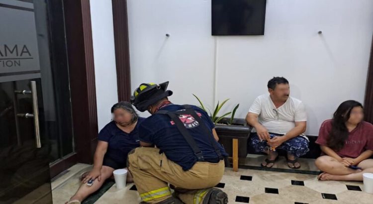 Cuatro personas quedaron atrapadas en un elevador