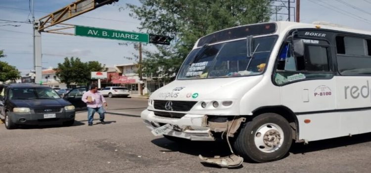 Mujer resulta lesionada tras sufrir un accidente contra un camión urbano