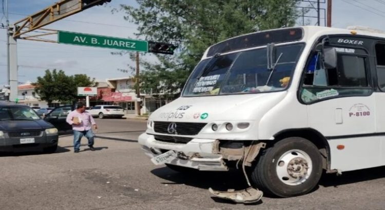 Mujer resulta lesionada tras sufrir un accidente contra un camión urbano