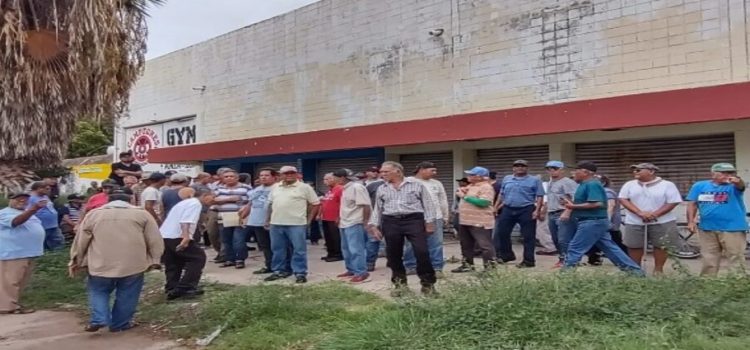 Obreros del extinto Ingenio Azucarero piden el desalojo de locatarios de plaza Conasuper para poder vender