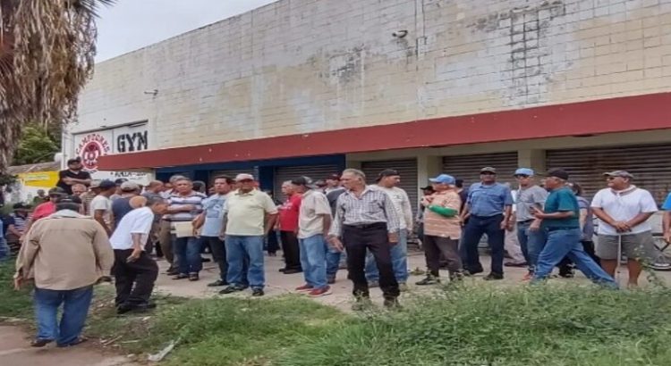 Obreros del extinto Ingenio Azucarero piden el desalojo de locatarios de plaza Conasuper para poder vender