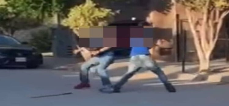 Jóvenes pelean a machetazos