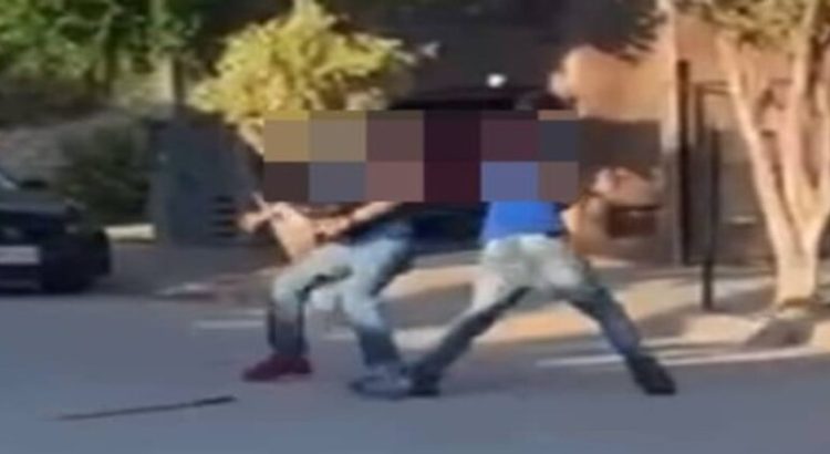 Jóvenes pelean a machetazos