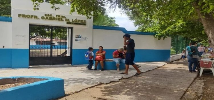 La escuela primaria pública Gabriel M. López no entregó libros de texto a los alumnos