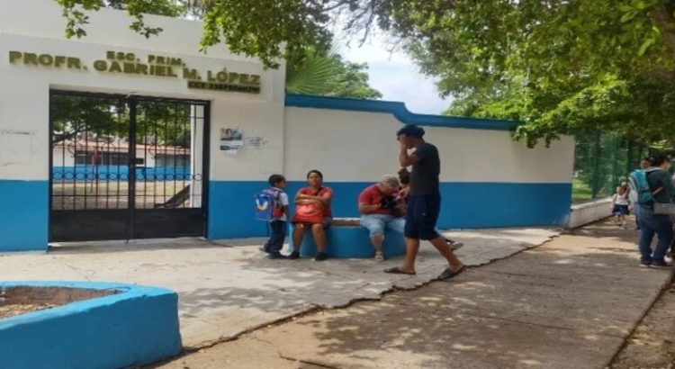 La escuela primaria pública Gabriel M. López no entregó libros de texto a los alumnos