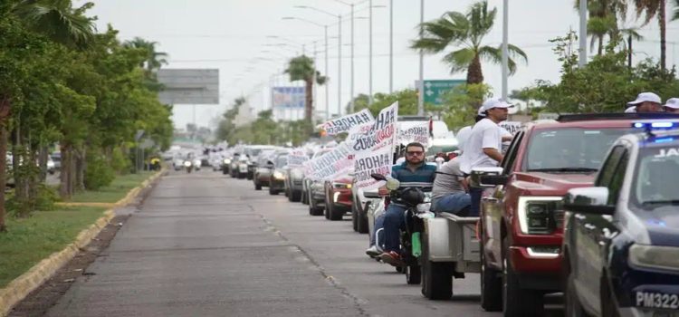 Cientos de automovilistas y motociclistas desfilaron a favor de Adán Augusto López