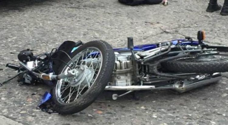 Motociclistas fueron arrollados por una camioneta