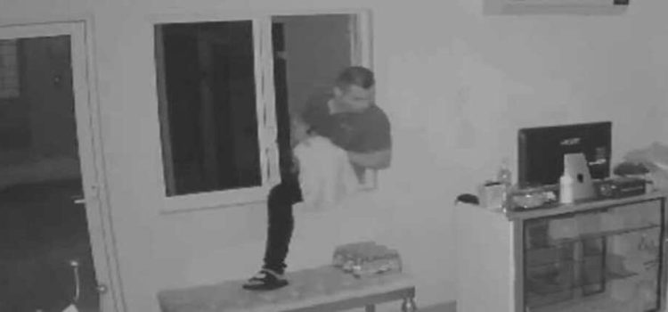 Ladrón es captado en video mientras ingresa a un local comercial por la ventana