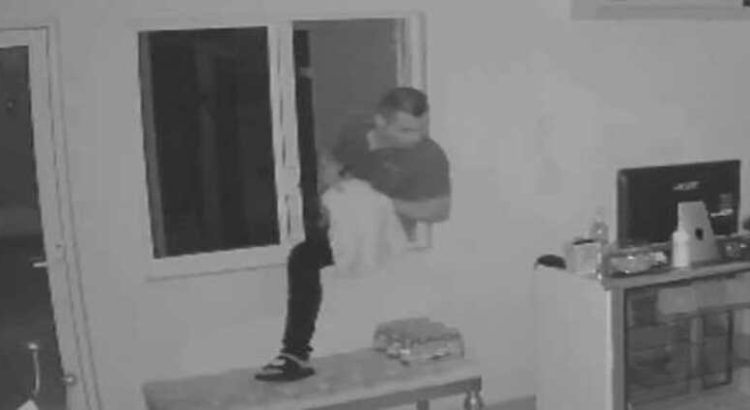 Ladrón es captado en video mientras ingresa a un local comercial por la ventana