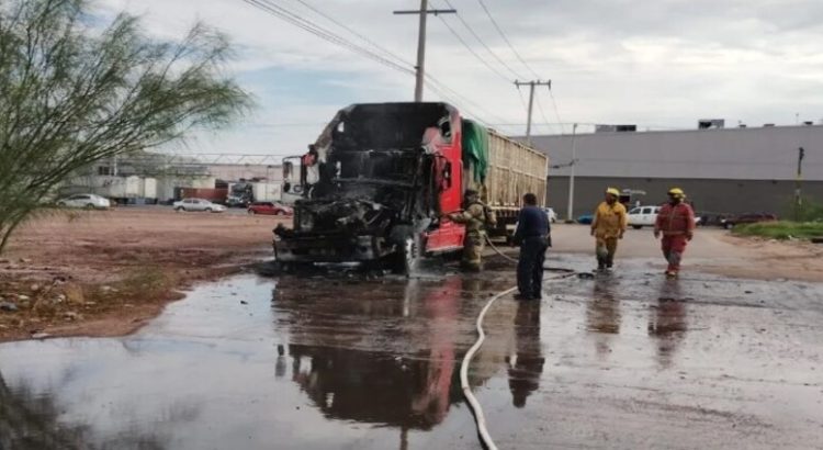 Tractocamión termina en llamas