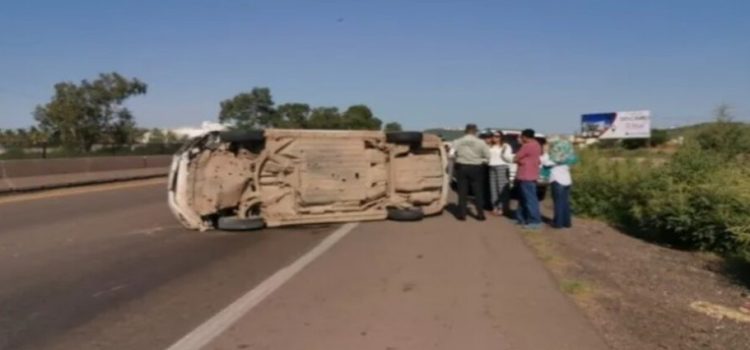 Conductor terminó herido al volcarse en la carretera Internacional México 15