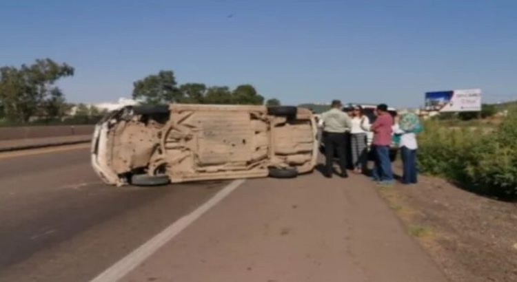 Conductor terminó herido al volcarse en la carretera Internacional México 15