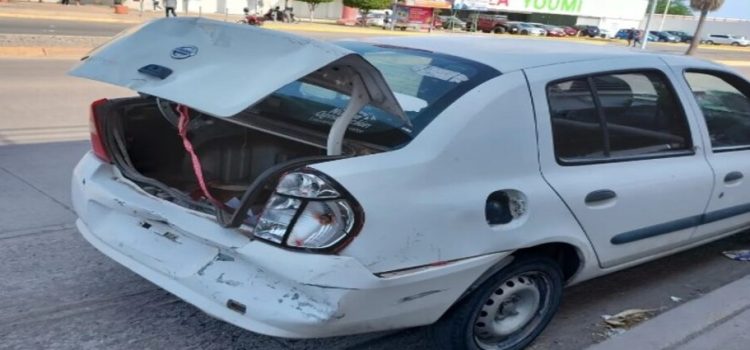 Accidente tipo carambola de tres vehículos en la colonia Salvador Esquer