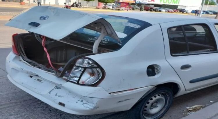 Accidente tipo carambola de tres vehículos en la colonia Salvador Esquer