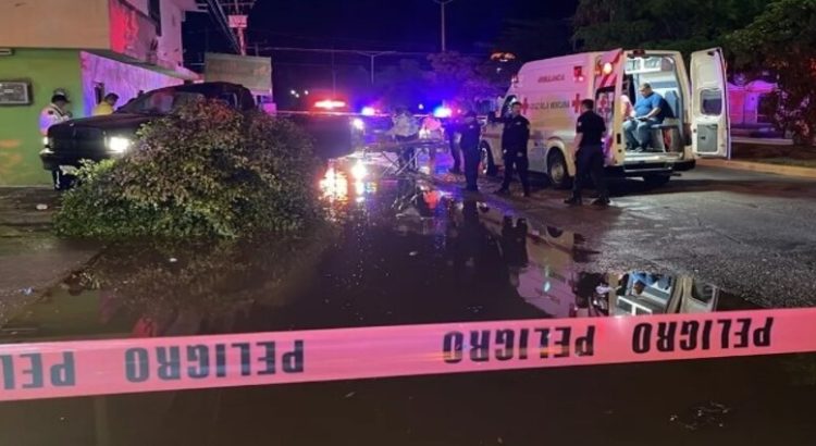 Camioneta choca contra un árbol y deja un saldo de un muerto y tres lesionados