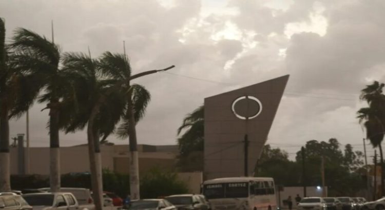 Ventarrón provoca apagones en Los Mochis