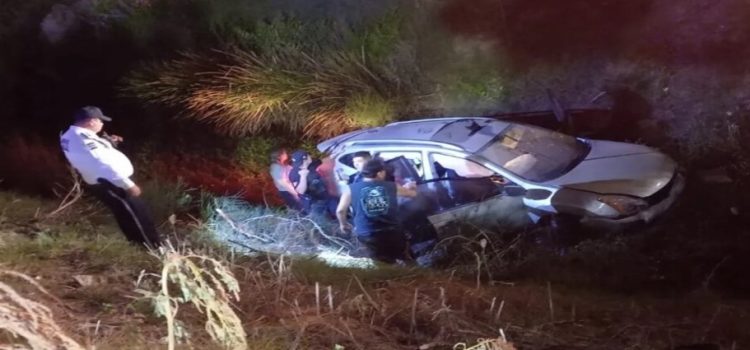 Rescatan a una mujer y sus hijos de un dren