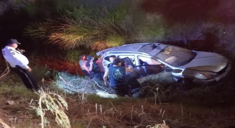 Rescatan a una mujer y sus hijos de un dren
