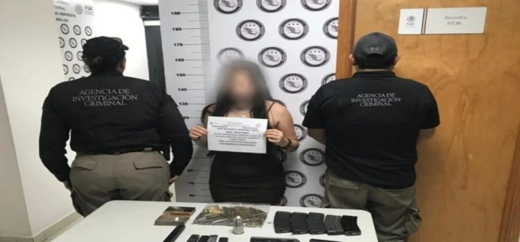 Detienen a una mujer por portación de armas de fuego