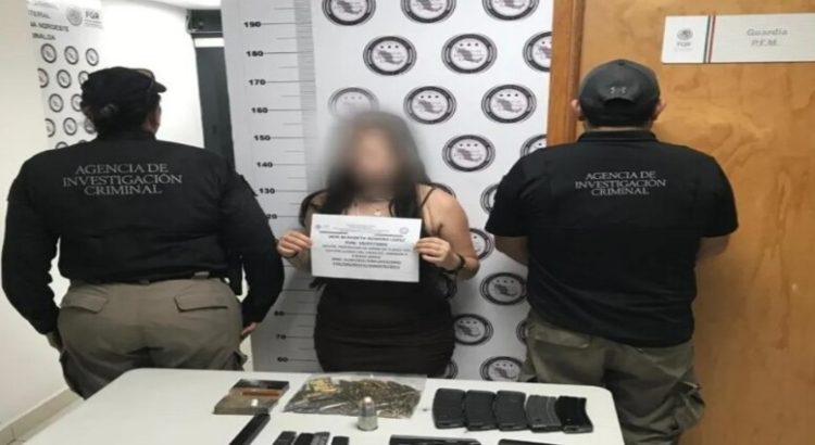 Detienen a una mujer por portación de armas de fuego