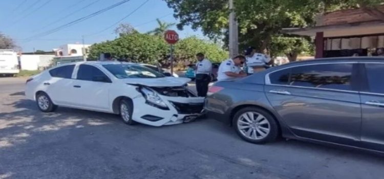 En la colonia Anáhuac dos automóviles protagonizaron un accidente vial