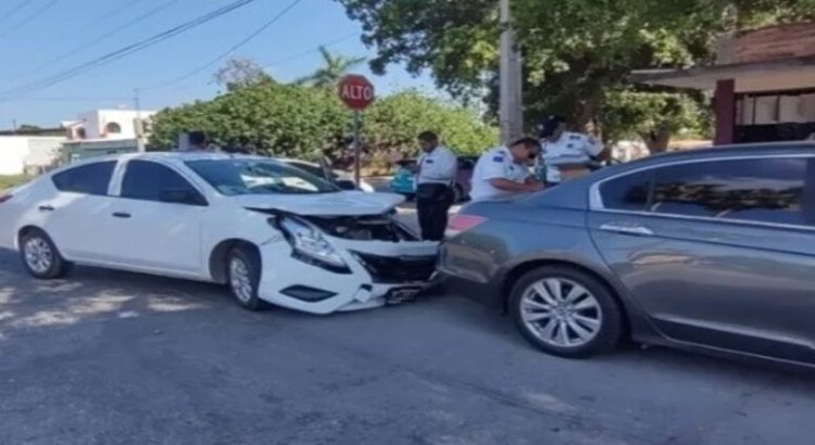 En la colonia Anáhuac dos automóviles protagonizaron un accidente vial