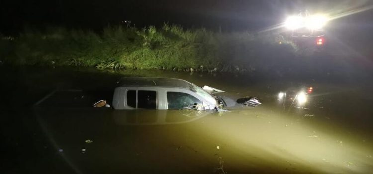 Conductor sufre canalazo en el Lateral 18 de Los Mochis