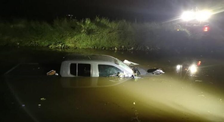 Conductor sufre canalazo en el Lateral 18 de Los Mochis