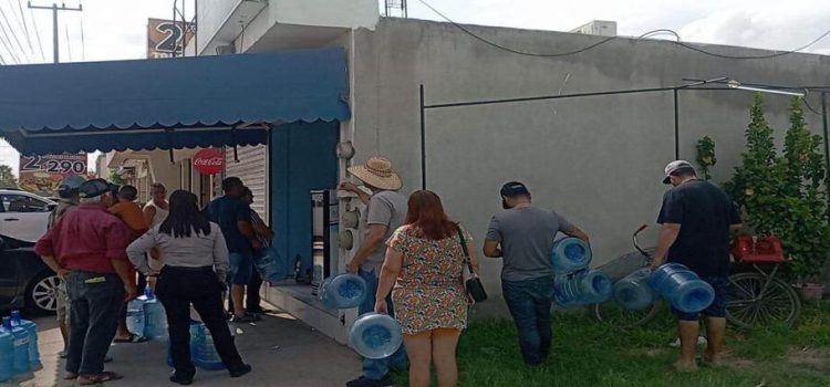 Habitantes hacen compra de emergencia en purificadoras de Los Mochis por la falta de agua