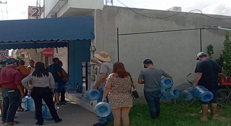 Habitantes hacen compra de emergencia en purificadoras de Los Mochis por la falta de agua