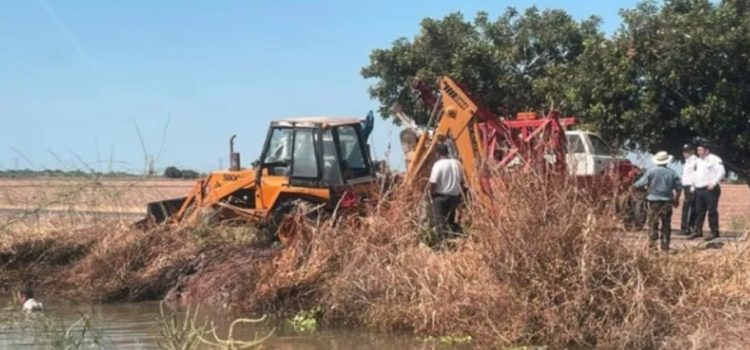 Una retroexcavadora cayó al interior de un canal en Los Mochis