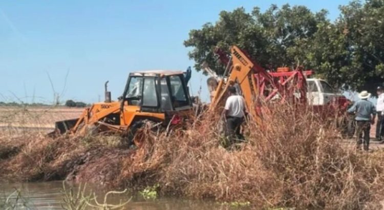 Una retroexcavadora cayó al interior de un canal en Los Mochis