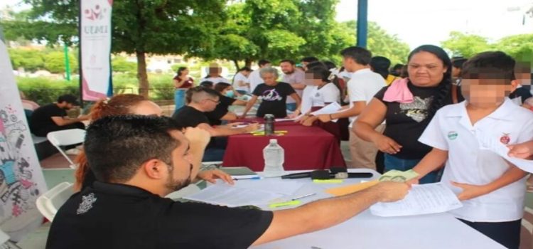 Entregan Becas PROASE para alumnos de secundaria en Mazatlán