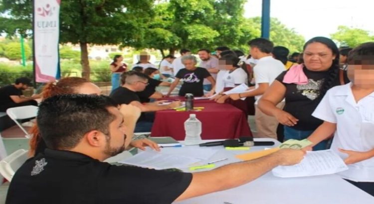 Entregan Becas PROASE para alumnos de secundaria en Mazatlán