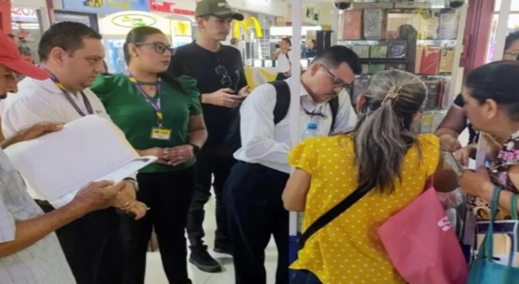 Usuarios de Afore Coppel tomaron una sucursal para exigir sus ahorros