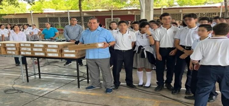 Ex alumno donó 20 computadoras a la Escuela Secundaria Técnica número 2