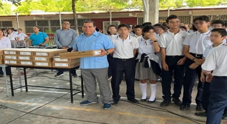 Ex alumno donó 20 computadoras a la Escuela Secundaria Técnica número 2