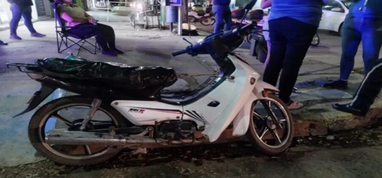Mujer motociclista resulta lesionada en el centro de Los Mochis
