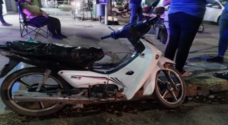 Mujer motociclista resulta lesionada en el centro de Los Mochis