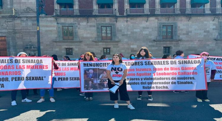 Mujeres exhibieron a funcionarios acosadores de Sinaloa ante Palacio Nacional