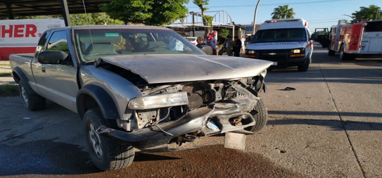 Por no respetar el semáforo conductora impacta contra una camioneta