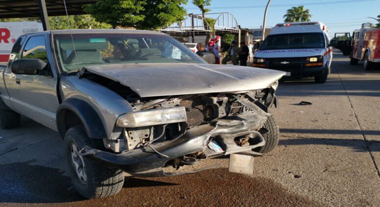 Por no respetar el semáforo conductora impacta contra una camioneta