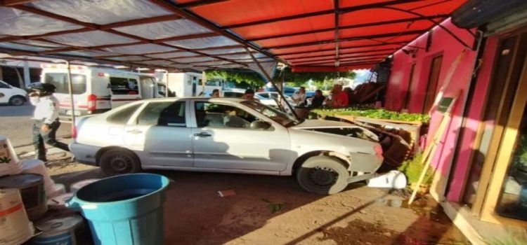 Conductora se mete a una florería en Los Mochis