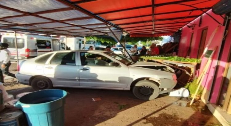 Conductora se mete a una florería en Los Mochis