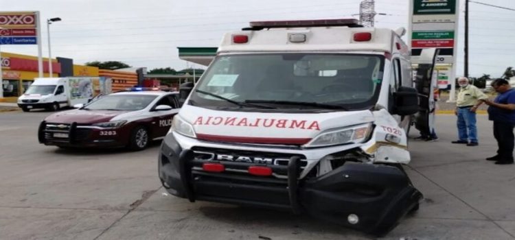 Una ambulancia del ISSSTE fue impactada por un camión de carga