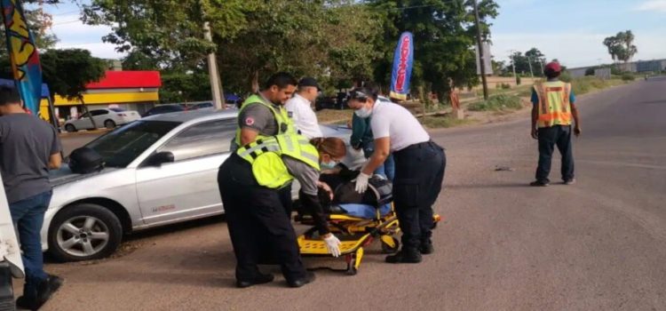 Motociclista sale volando en accidente vial