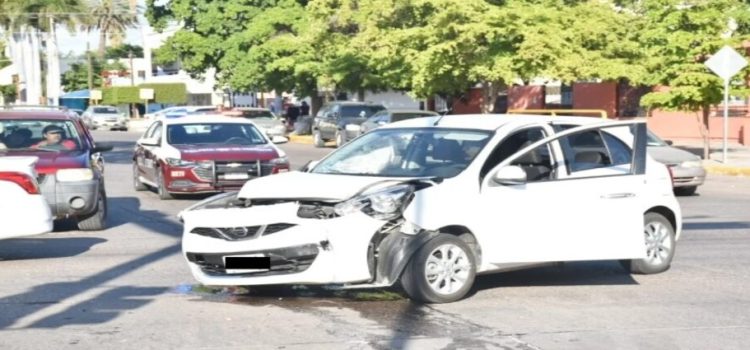 Fuerte accidente vial en el sector centro de la ciudad de Los Mochis