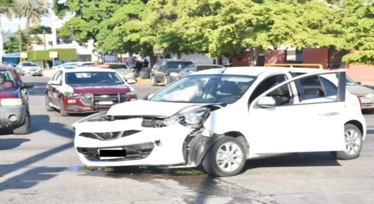 Fuerte accidente vial en el sector centro de la ciudad de Los Mochis